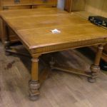 332 8593 DINING TABLE